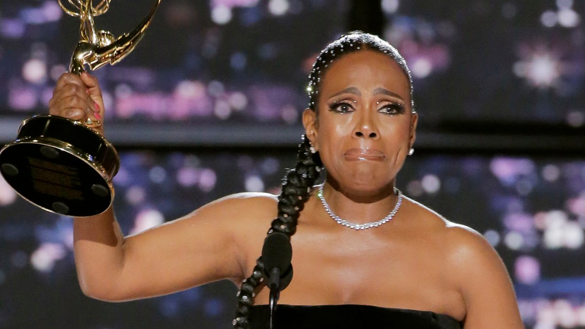 Best Emmys 2022 Moments: Sheryl Lee Ralph Sings, Jennifer Coolidge Dances Off – NBC New York - Vimarsana News