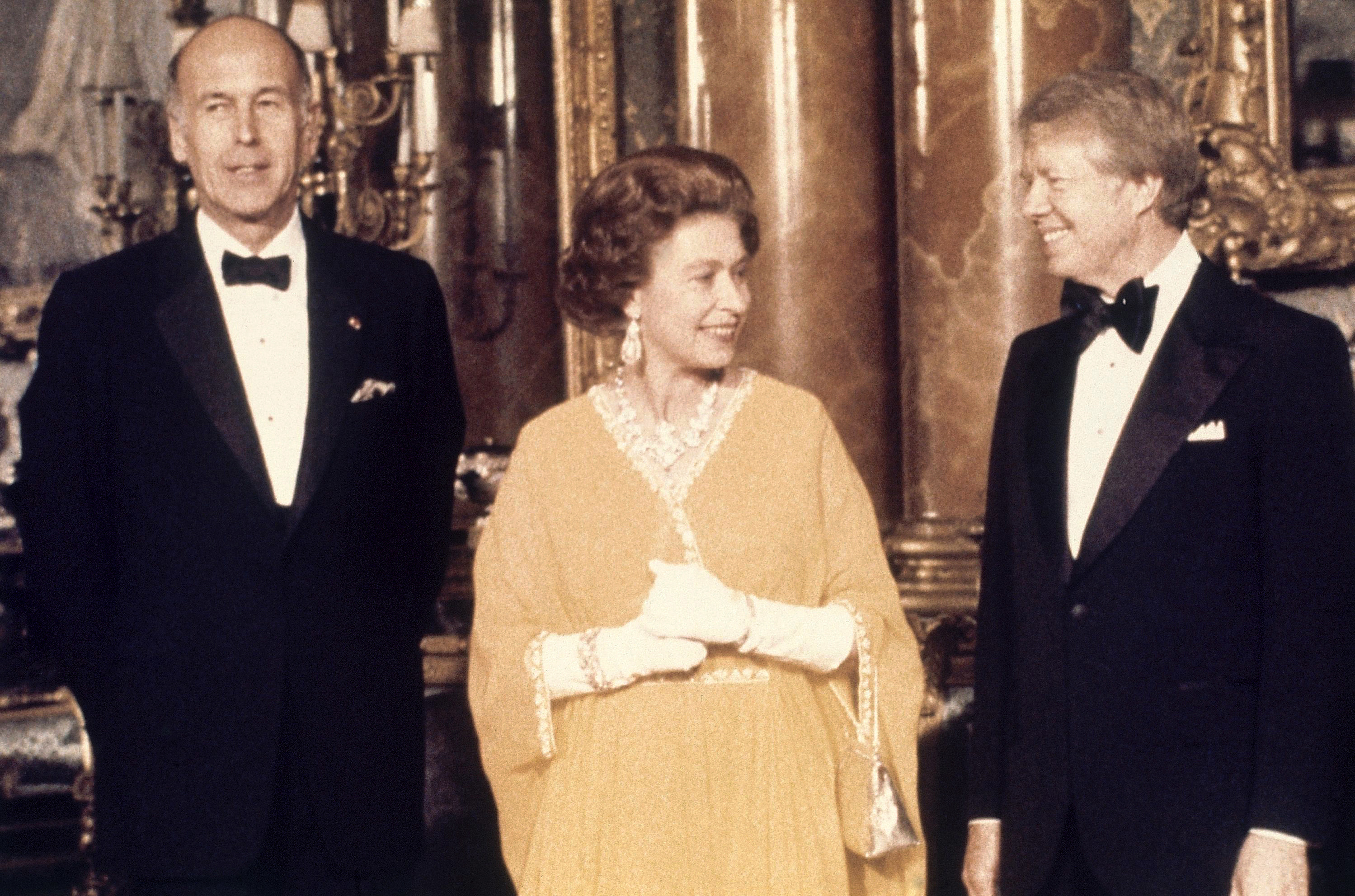 President Jimmy Carter, right, and Britain’s Queen Elizabeth II are photographed in 1977 with French President Valery Giscard d’Estaing, at Buckingham Palace in London.