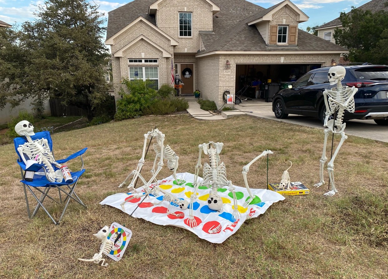 Texas Family Changes Halloween Skeleton Display Daily in October – NBC New York - Vimarsana News