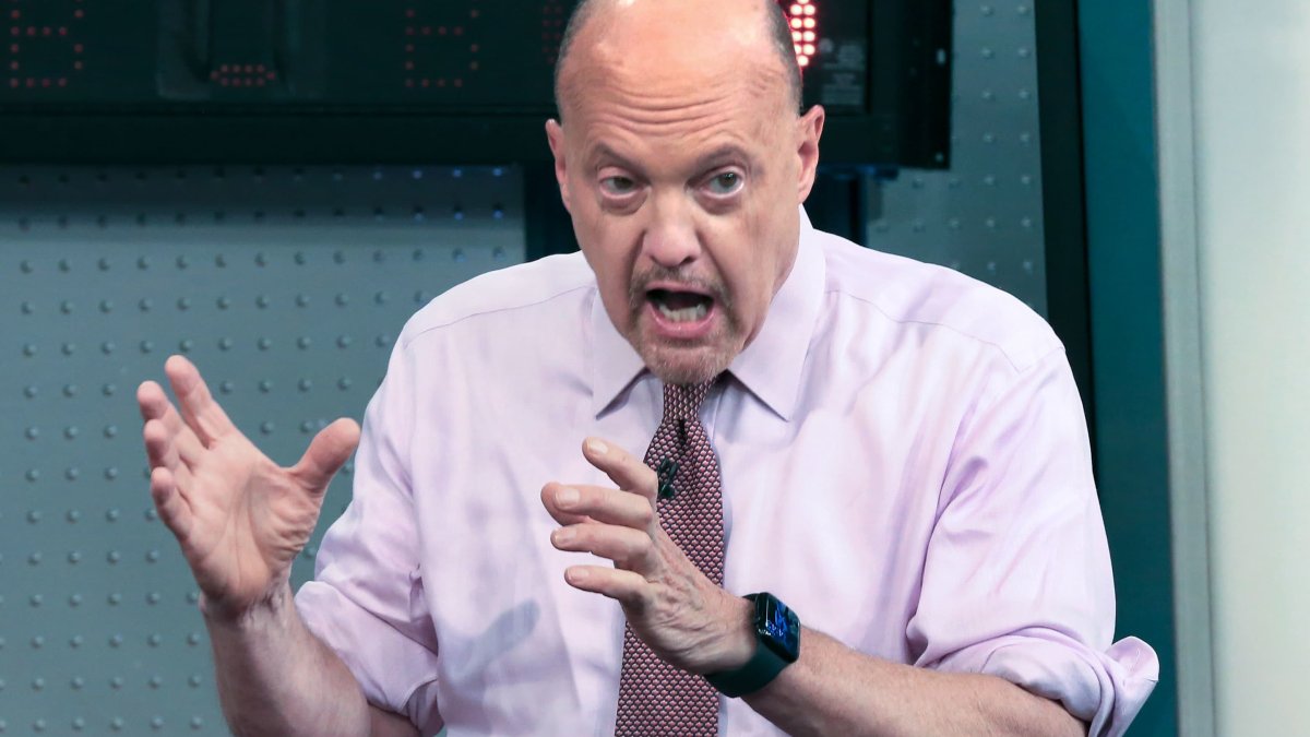 Jim Cramer Says to Hold on to These 3 Cloud Stocks and Sell the Rest - Vimarsana News