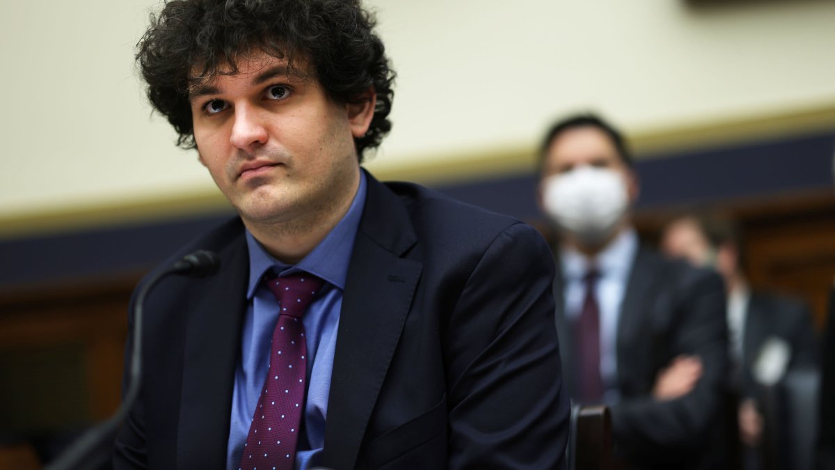 Binance Exec Says 'It Was Like a Bomb Went Off' at FTX, Compares Bankman-Fried to Madoff and Elizabeth Holmes – NBC New York - Vimarsana News