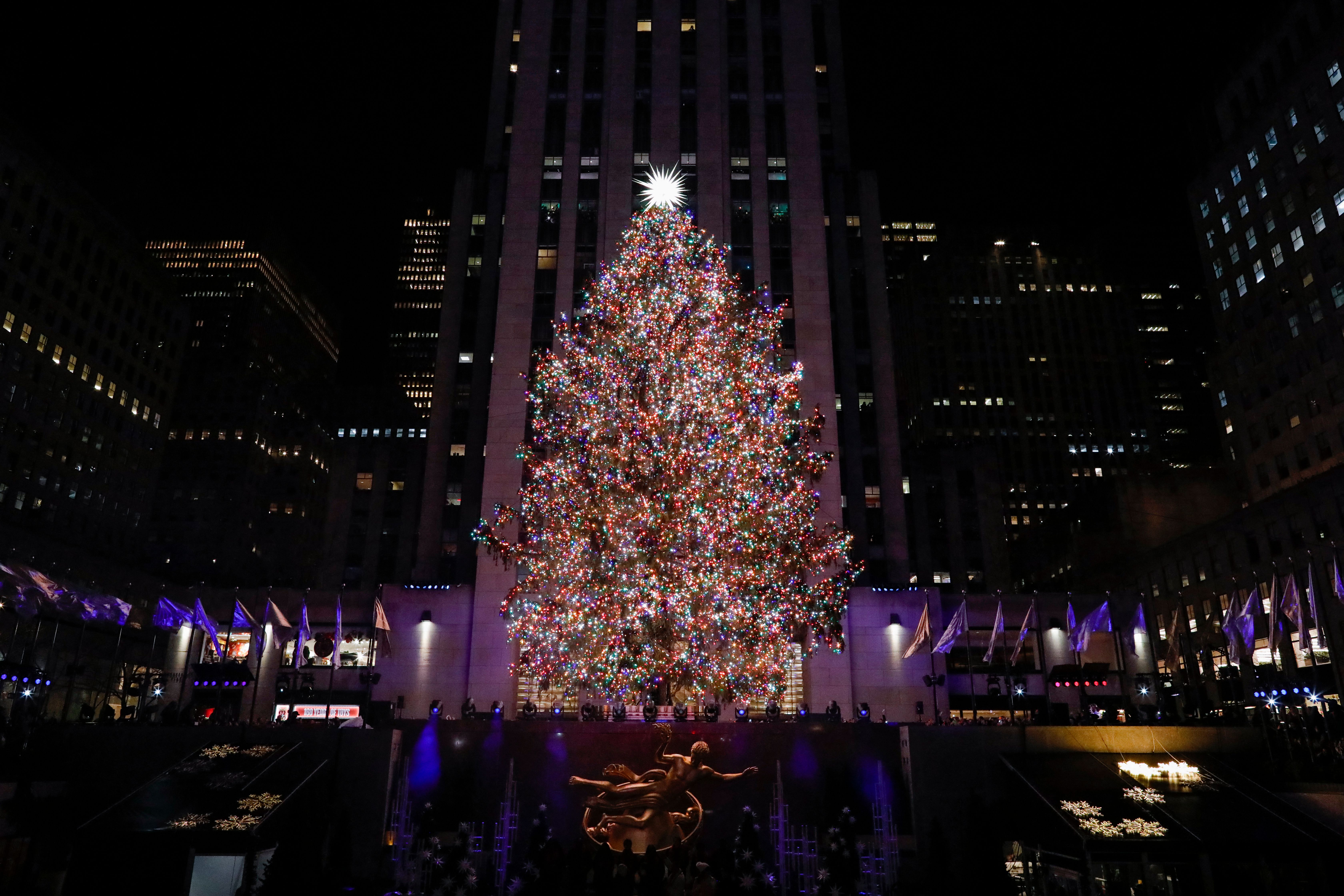 Christmas 2012 NYC – Walking up Fifth Ave –