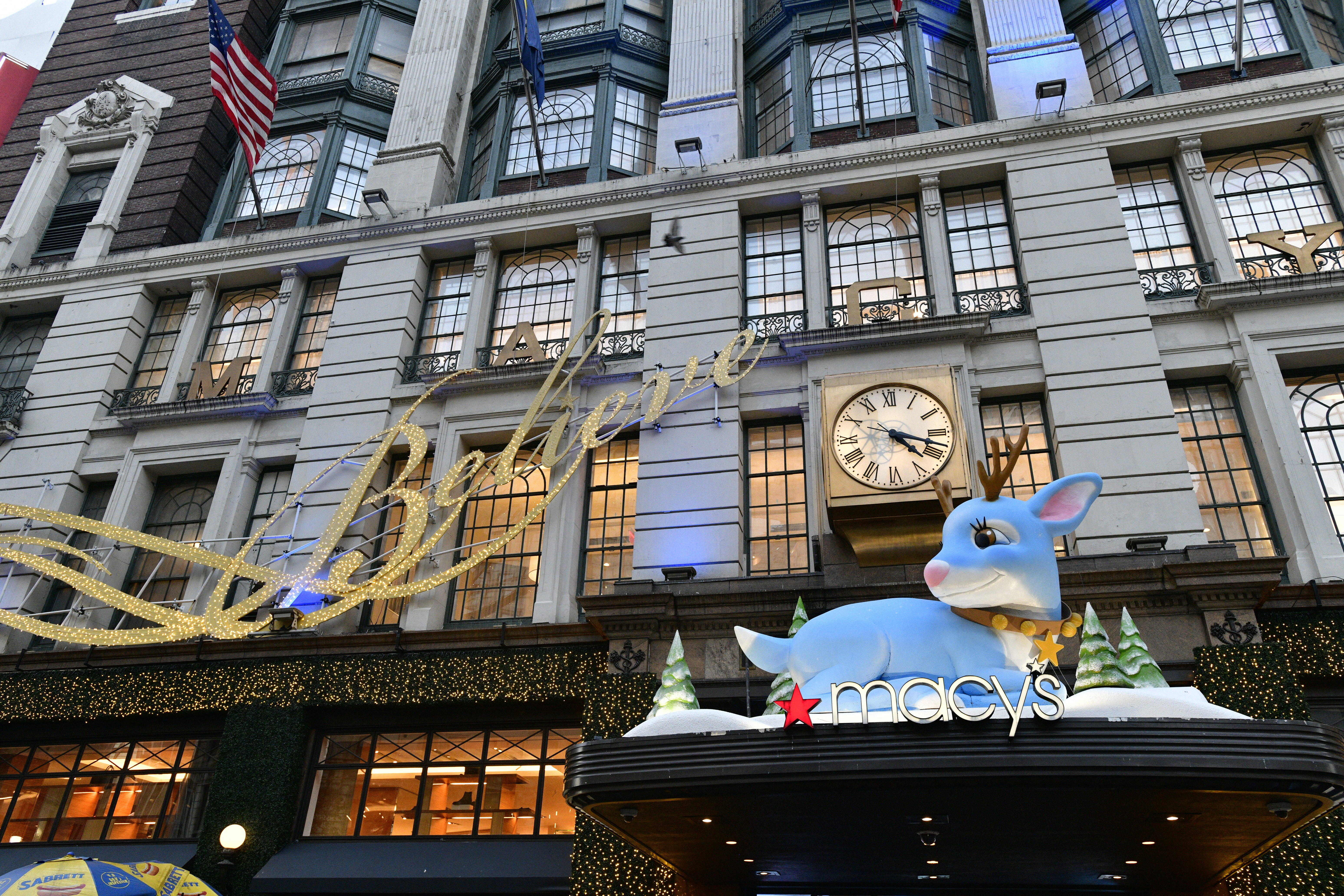 The Best Christmas Windows in NYC - Holiday Window Displays to Visit in New  York 2022