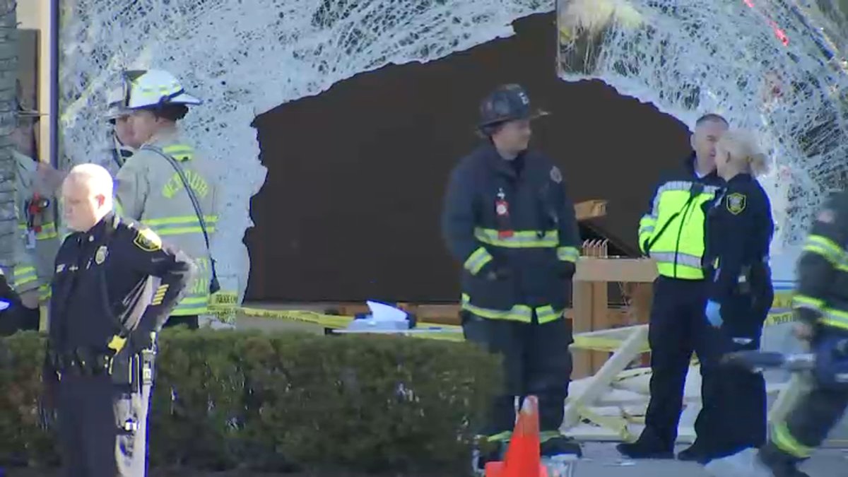 Hingham MA Apple Store Crash: 1 Dead, 17 Hurt – NBC New York - Vimarsana News