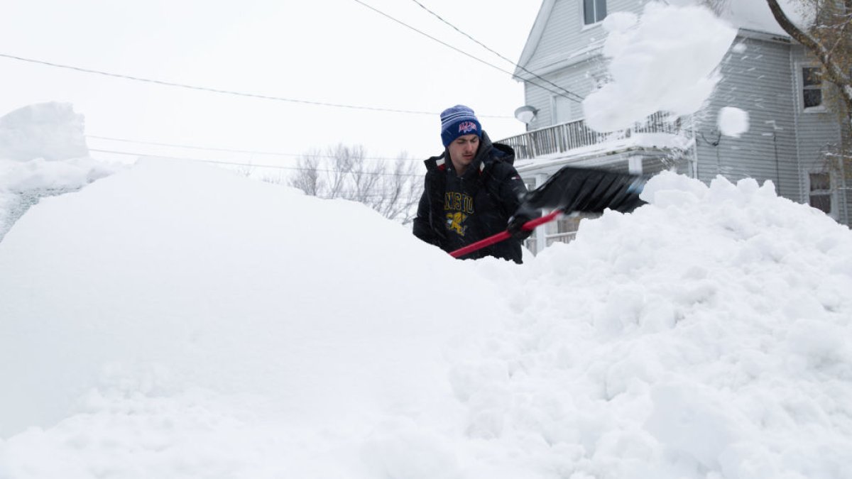 Buffalo NY Snow Storm: Orchard Park Sees 77 Inches (More Than 6 Feet!) –  NBC New York