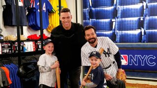 Aaron Judge Photobombs Yankees Fans With Jimmy Fallon – NBC New York