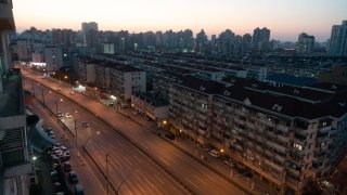 Shanghai’s main road lies empty during the evening rush hour on Thurs. Dec. 22, 2022, amid a wave of Covid infections.