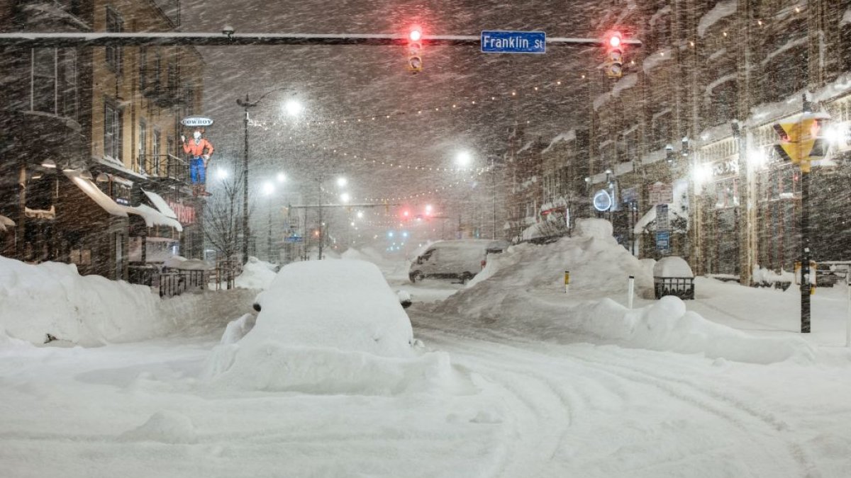 Buffalo blizzard forces Bills to spend Christmas Eve in Chicago