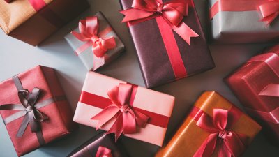 Who You Should Give Gifts to This Holiday Season, Even on a Tight Budget