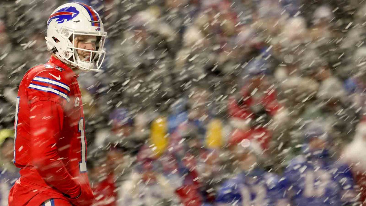 Buffalo blizzard forces Bills to spend Christmas Eve in Chicago