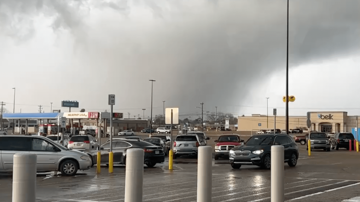 Tornado Damages Buildings, Uproots Trees in Alabama - Vimarsana News