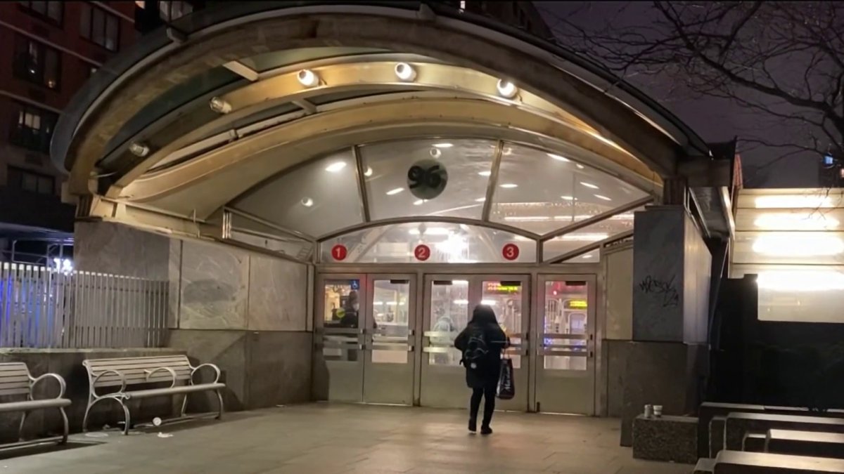 Man Dies After Being Pushed Onto Manhattan Subway Tracks – NBC New York