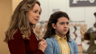 Rachel McAdams as Barbara Dimon and Abby Ryder Fortson as Margaret Simon in Are You There God? It’s Me, Margaret. Photo Credit: Dana Hawley