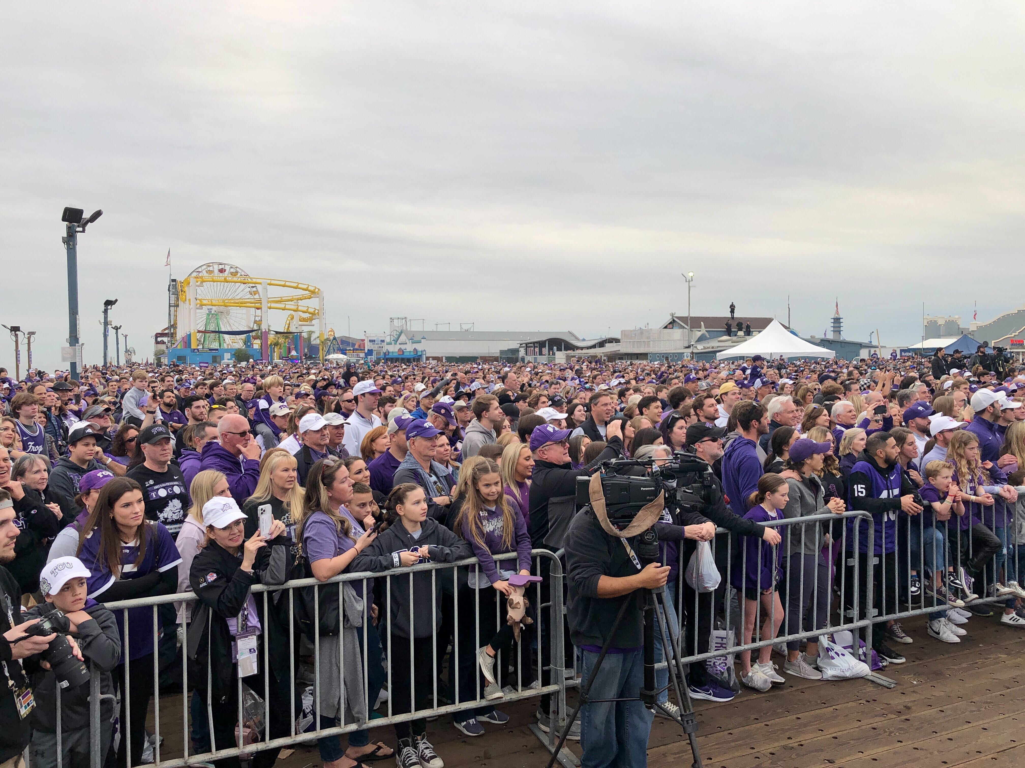 tcu-fans-wear-purple-show-pride-in-california-nbc-new-york