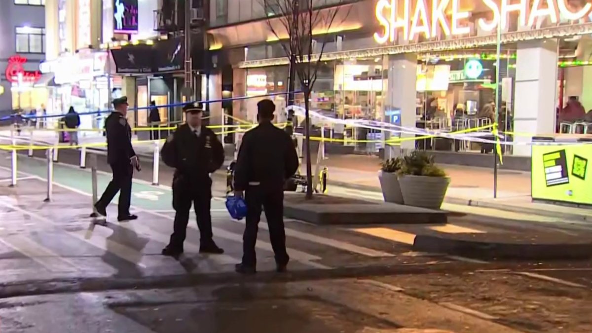 Man Shot in Times Square, Police Searching for Gunman – NBC New York