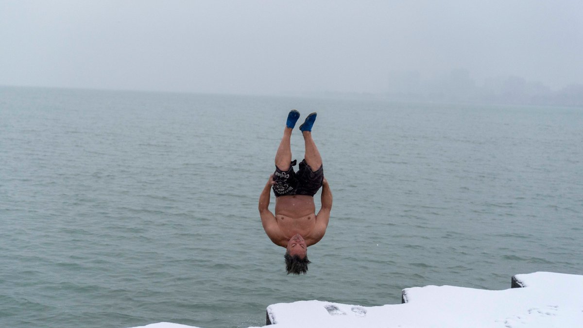 Trendy Ice Baths May Not Be That Beneficial According to Science – NBC New York - Vimarsana News