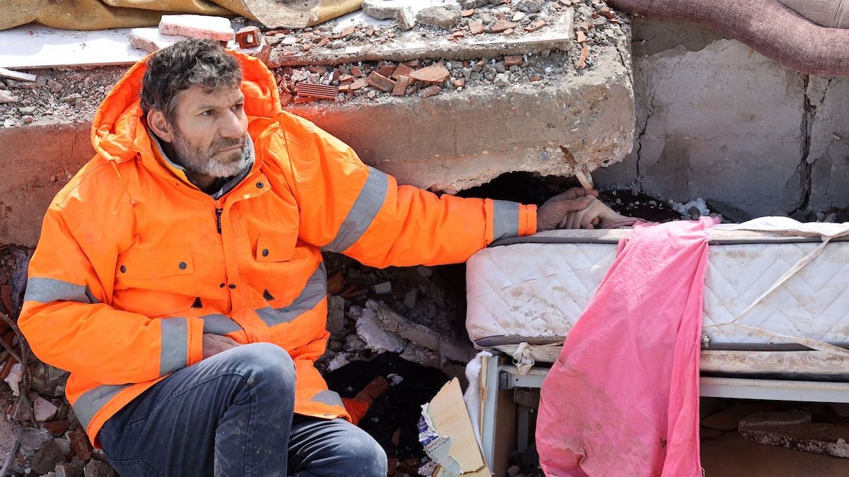 Turkish Father Holds On to Daughter’s Hand as Rescuers Dig for Quake Survivors