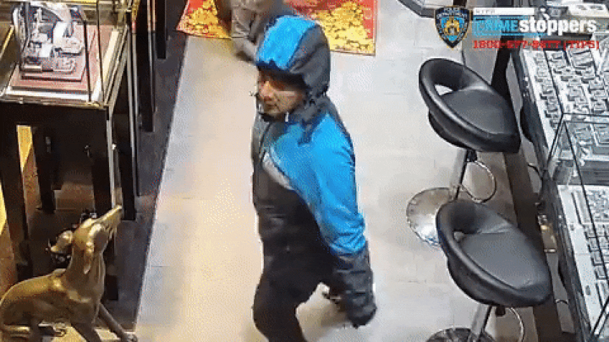 NYC Gunmen Attack Woman, Make Off With $500K in Jewelry in Amazon Box in Midday Heist