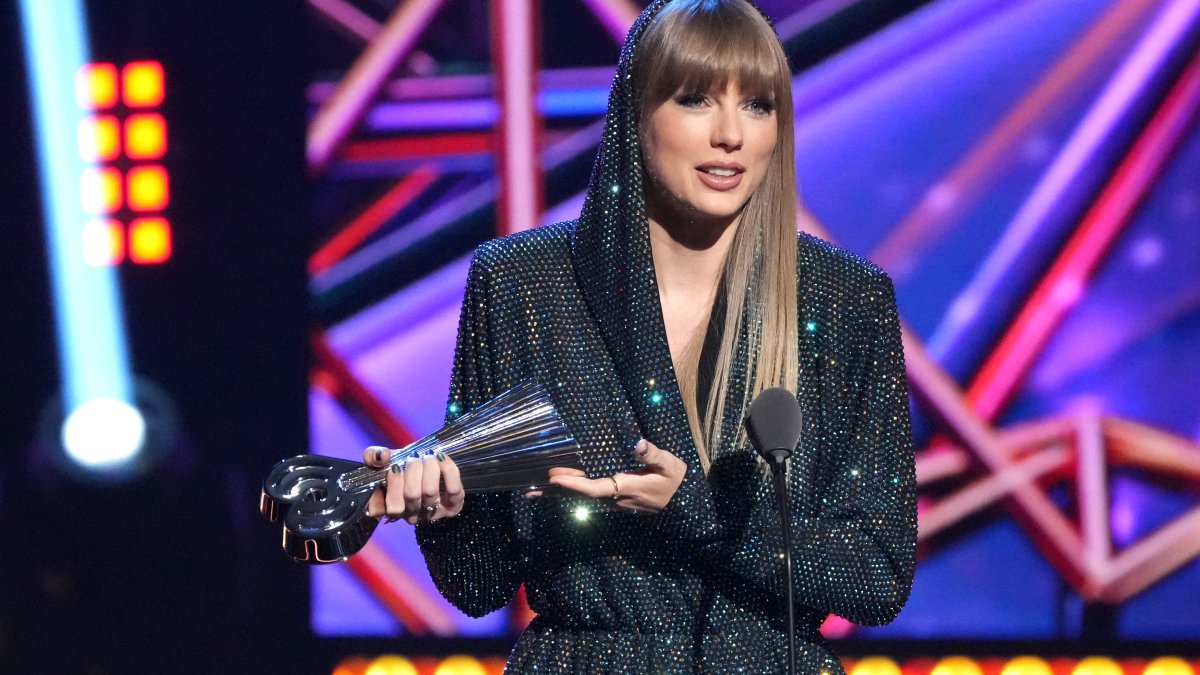 Taylor Swift Receives the 2023 iHeartRadio Innovator Award – NBC New York