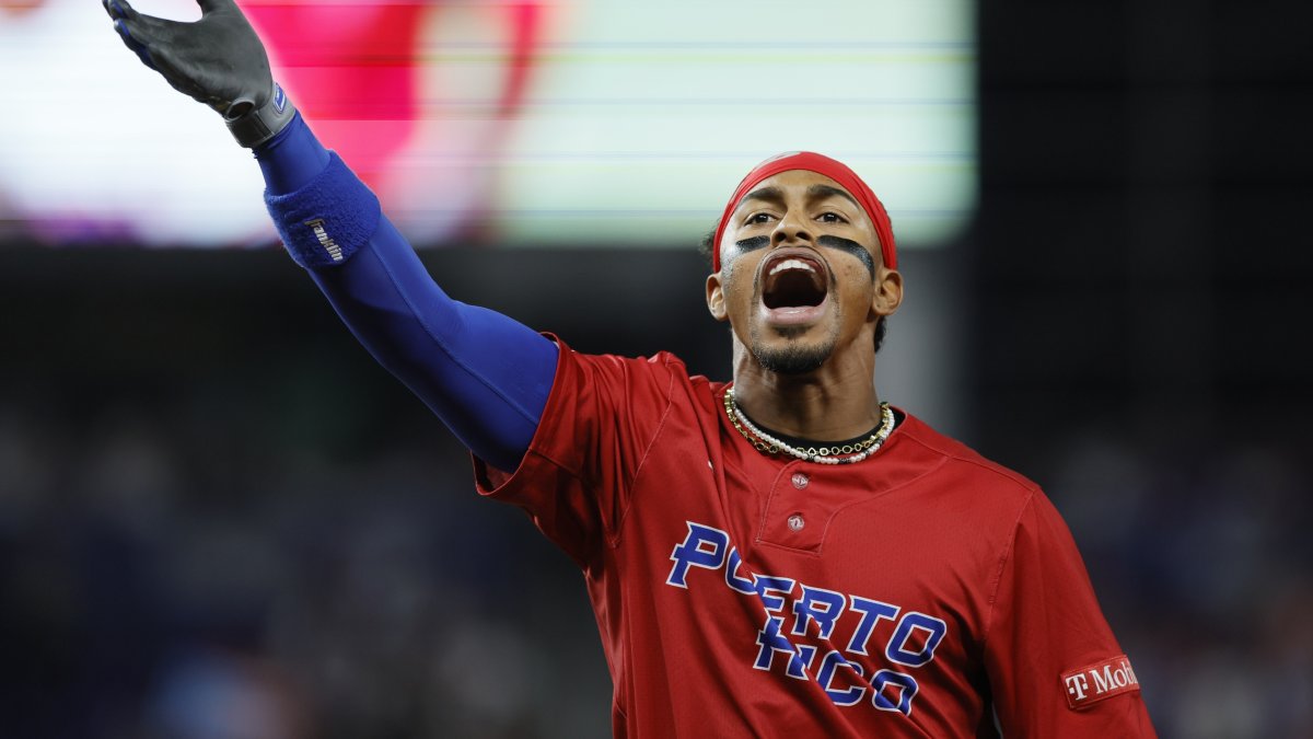 Francisco Lindor turns on the BURNERS and SPRINTS all the way home for Team  Puerto Rico! 