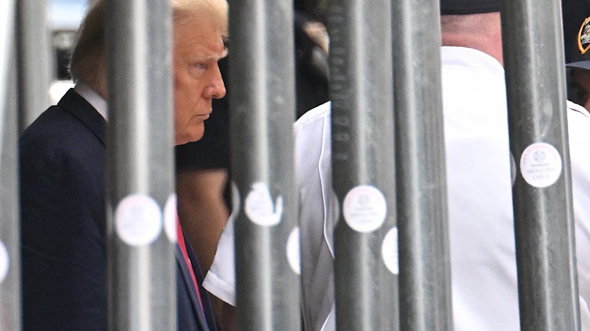 Trump Mugshot: No, It Doesn't Exist, But Campaign Selling T-Shirts With Mugshot On It – NBC New York - Vimarsana News
