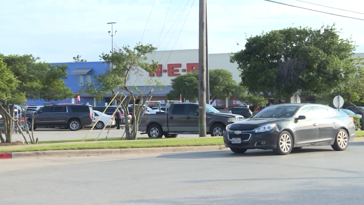 Cheerleaders Shot After Getting Into Wrong Car at H-E-B Parking Lot in Elgin – NBC New York - Vimarsana News