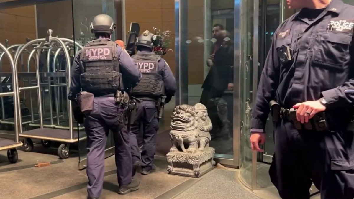 Man Barricades Himself Inside Room at Luxury Manhattan Hotel – NBC New York