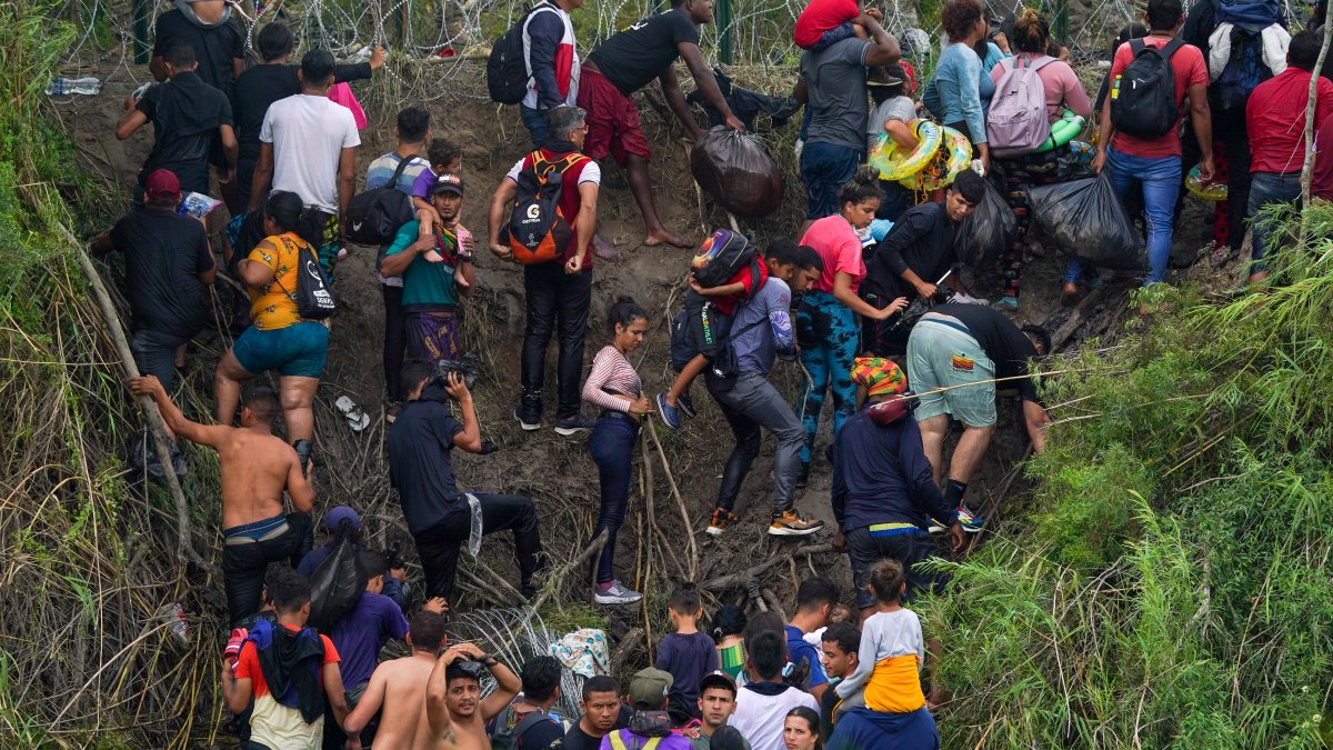 Migrants Rush Across US Border as Title 42 Expires – NBC New York