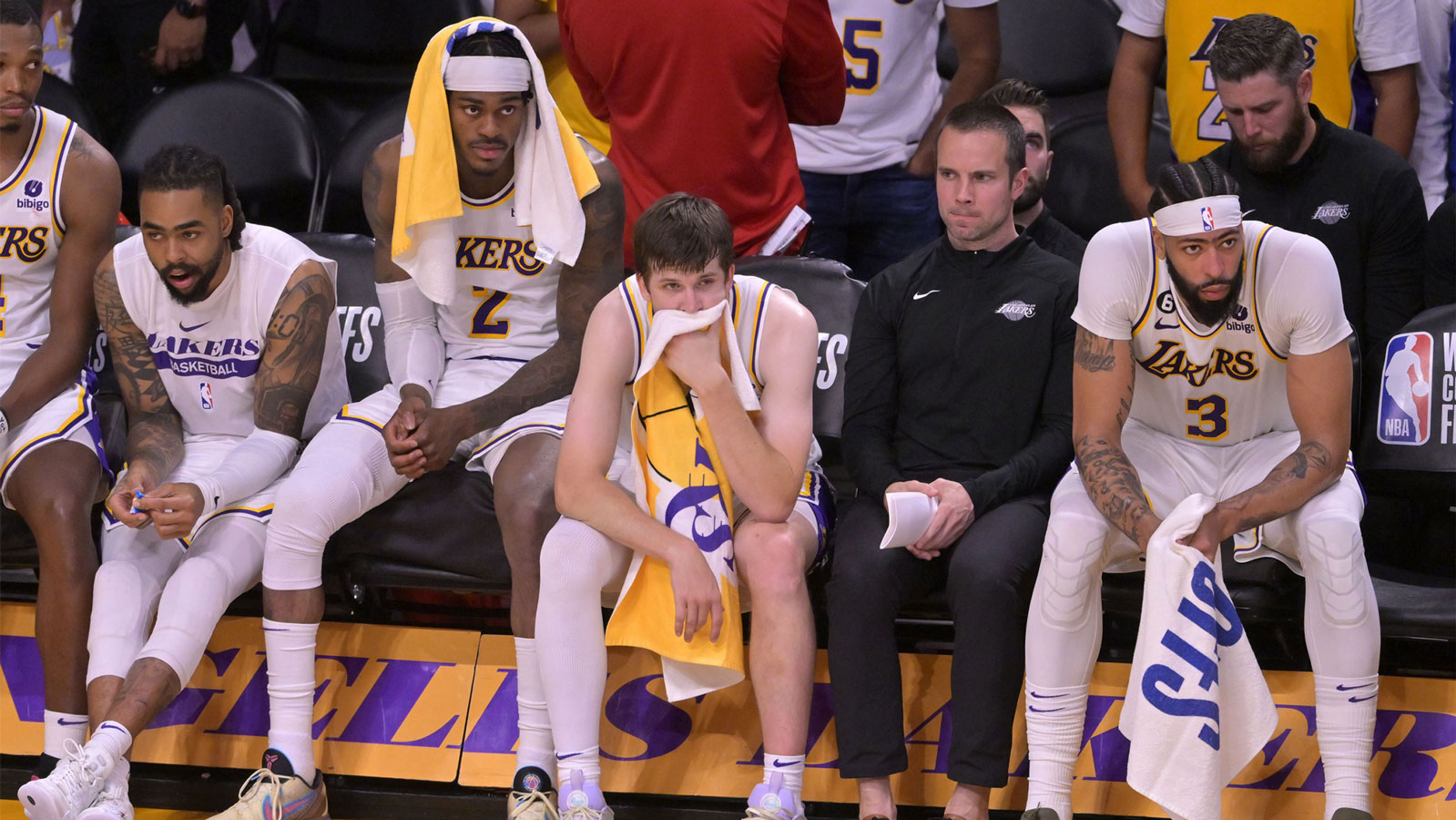 3 reasons Lakers must and must not reunite Kyrie Irving with