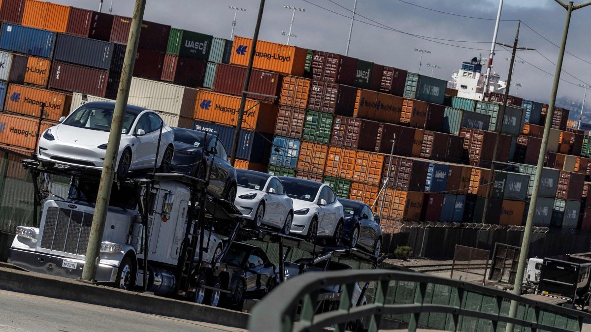 West Coast Ports Shut Down as Union Workers 'No Show' After Breakdown in Wage Negotiations – NBC New York - Vimarsana News