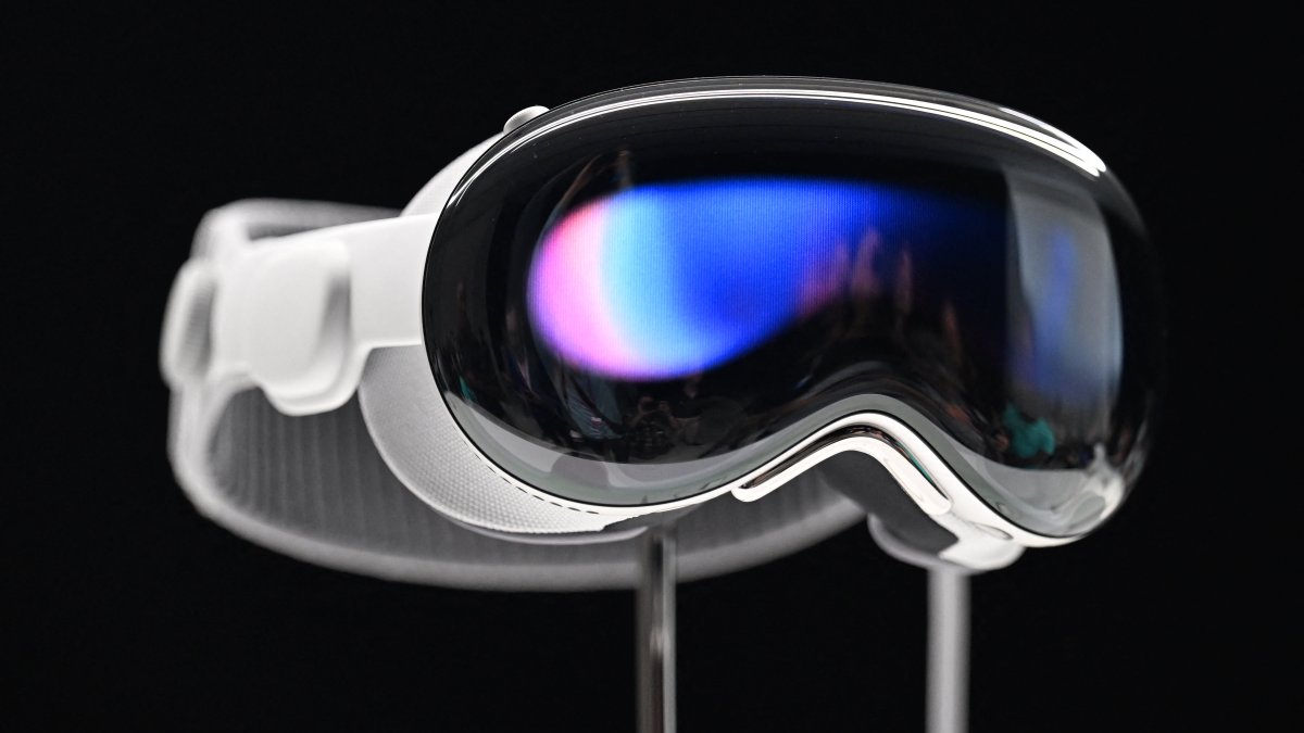 Apple's Entry Into VR With Its New Headset Is a 'Watershed Moment,' Say Top Industry Execs – NBC New York - Vimarsana News