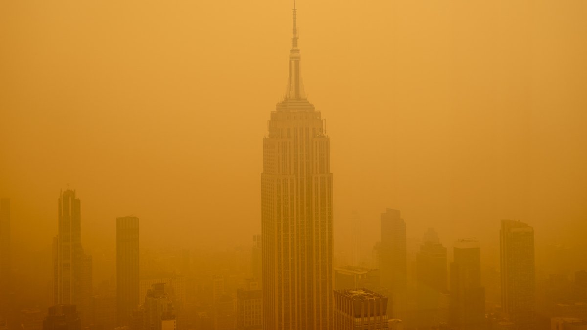 Some Delivery Workers Biked 50 Miles in the Thick of the NYC Wildfire Smog: 'It's an Ominous Feeling' – NBC New York - Vimarsana News