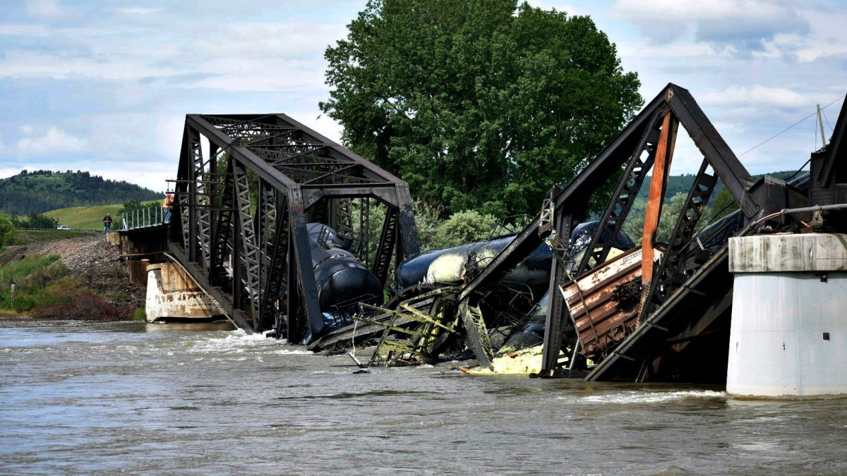 Montana bridge collapse: Freight train plunges into Yellowstone river – NBC New York - Vimarsana News