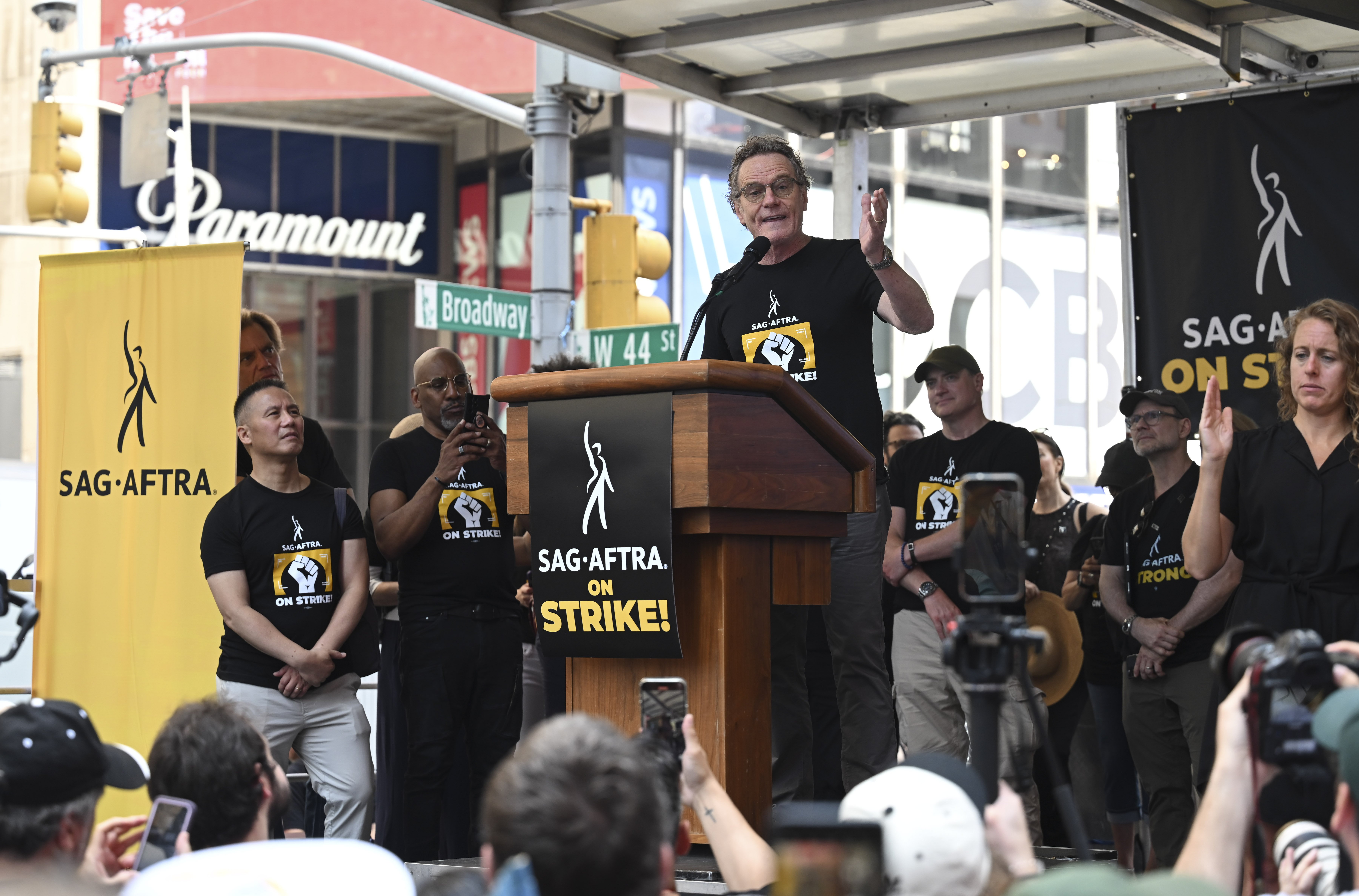 Bryan Cranston, Jessica Chastain among celebs at SAG-AFTRA rally in Times Square – NBC New York - Vimarsana News