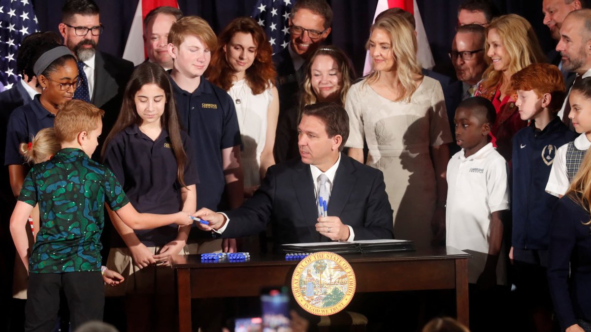 Billionaire DeVos family looks to DeSantis, not Trump, in 2024 - Vimarsana News