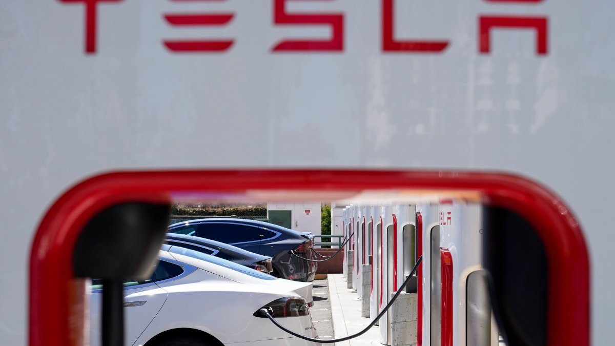 White House backs Tesla charging plugs as the standard for all EVs