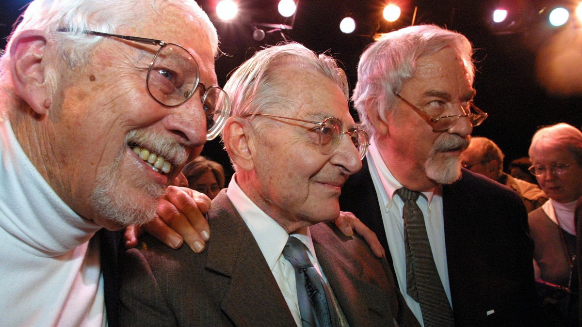 Tom Jones, creator of record-setting musical 'The Fantasticks,' dies at 95 – NBC New York - Vimarsana News