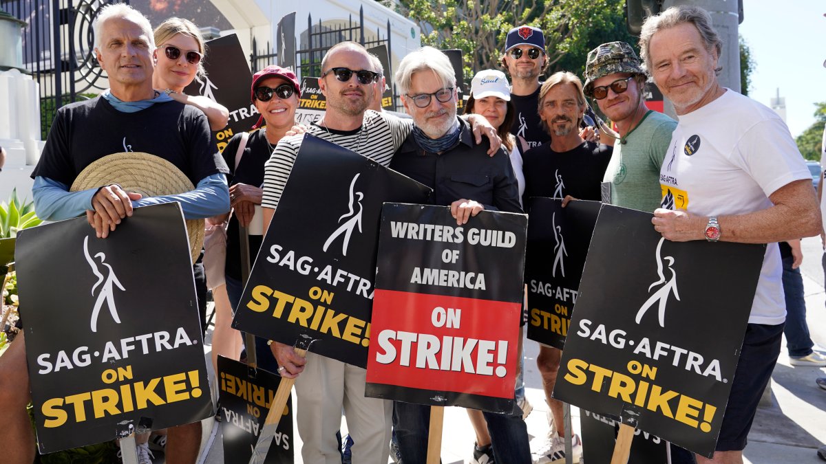 'Breaking Bad' stars join picket line to resume negotiations with actors – NBC New York - Vimarsana News