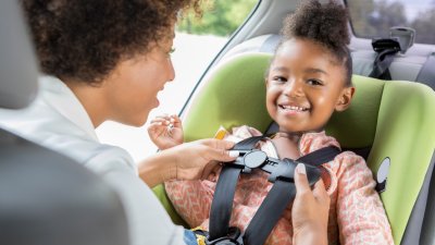 Tres simples hábitos para prevenir las muertes de niños olvidados en autos