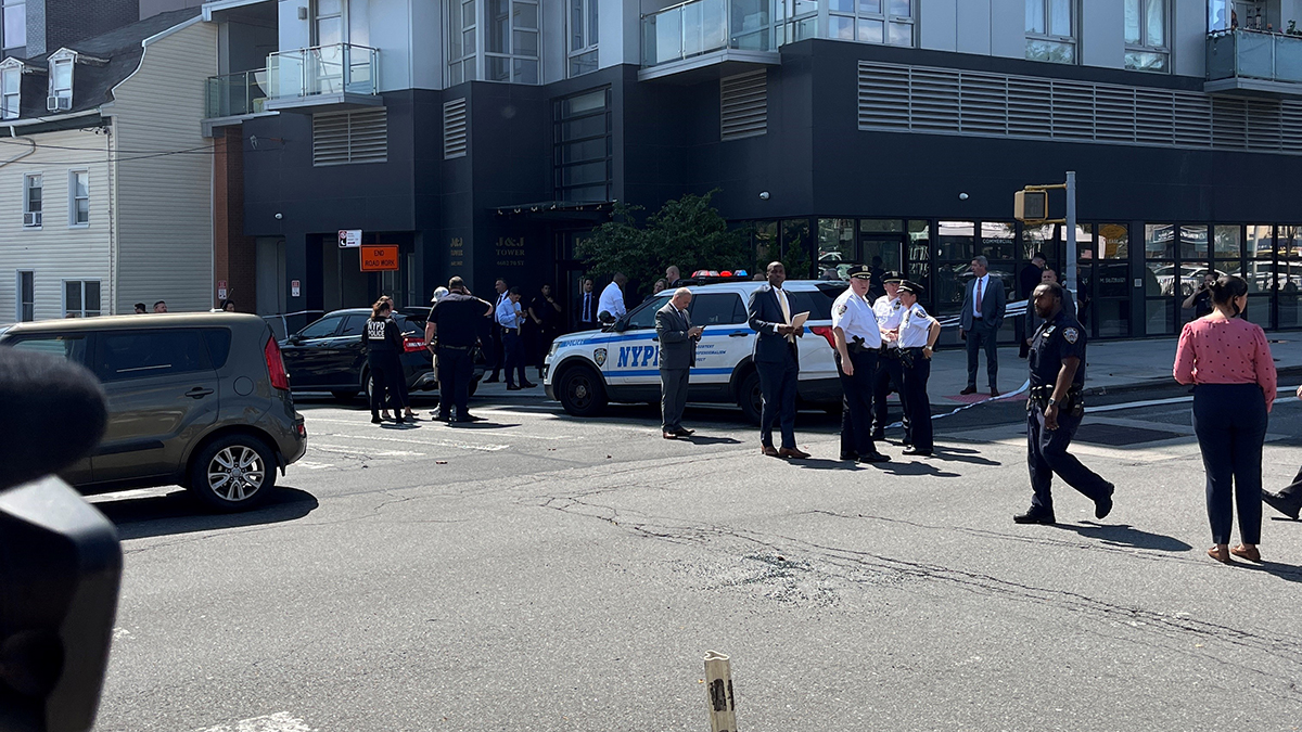 纽约市警察局一名休假警察在皇后区被开车冲突时枪击：警方