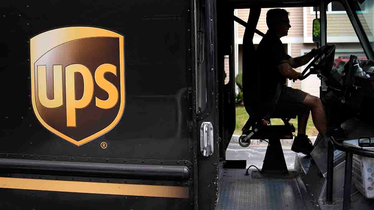 UPS workers approve new contract with hard-fought pay and safety gains – NBC New York - Vimarsana News