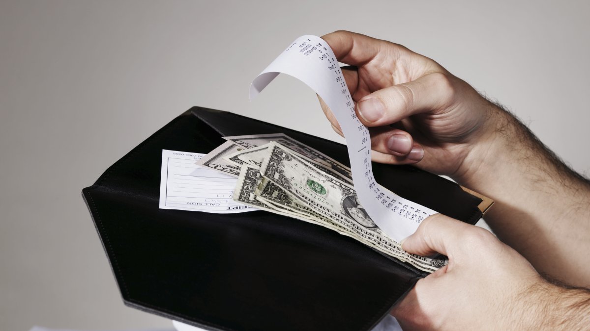 Tipping in restaurants falls for the first time in years. Blame 'tip fatigue' – NBC New York - Vimarsana News