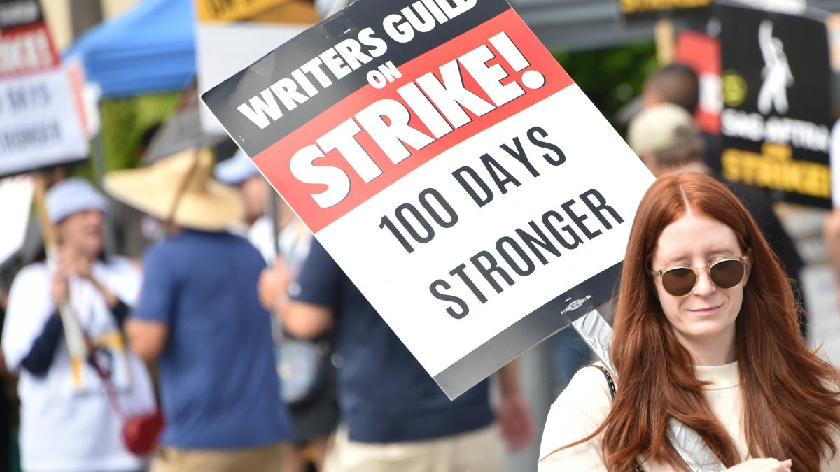 Hollywood-Studios und Autoren stehen kurz vor einer Einigung über die Beendigung des Streiks und hoffen, den Deal am Donnerstag abzuschließen, sagen Quellen – NBC New York
