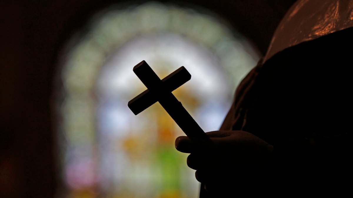 Louisiana grand jury charges 91-year-old disgraced priest with sexual assault – NBC New York - Vimarsana News
