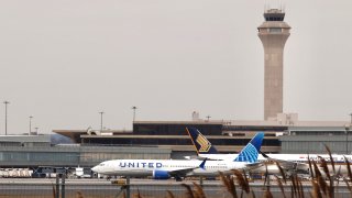 A United Airlines plane taxis at Newark International Airport, in Newark, New Jersey, on January 11 2023. – The US Federal Aviation Authority  said Wednesday that normal flight operations “are resuming gradually” across the country following an overnight systems outage that grounded departures.