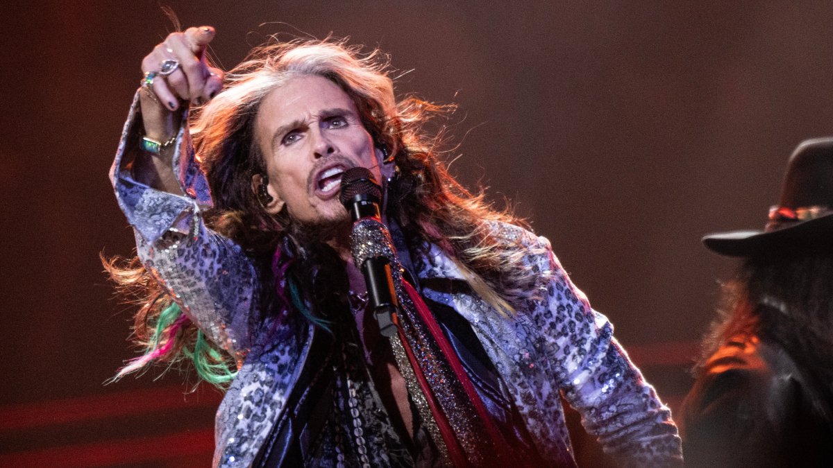 Steven Tyler throat injury means Aerosmith postpones Boston show – NBC New York - Vimarsana News