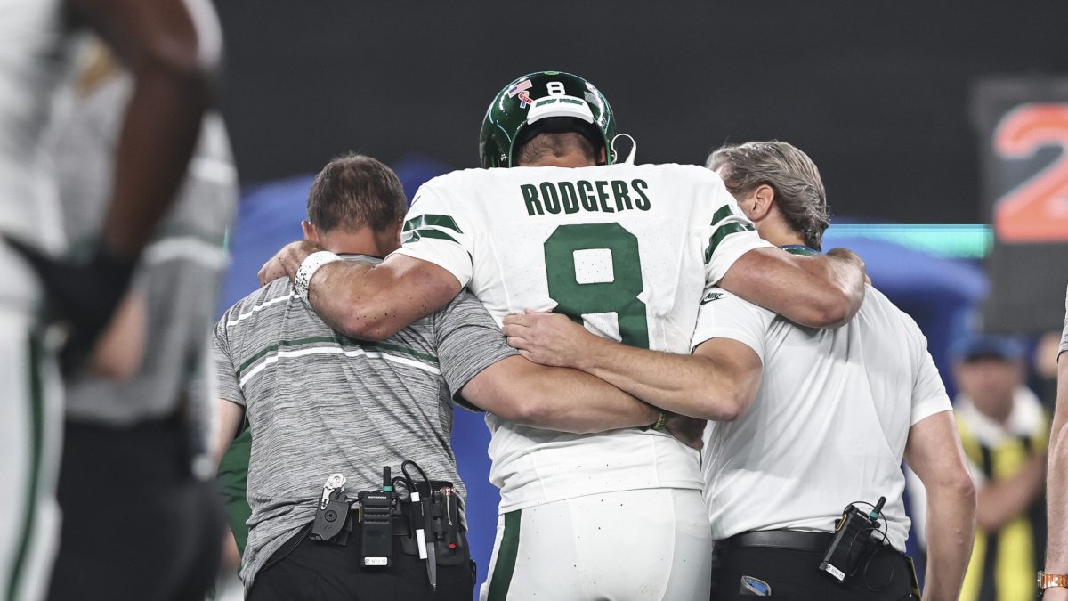 Jets' Aaron Rodgers suffers season-ending Achilles injury – NBC