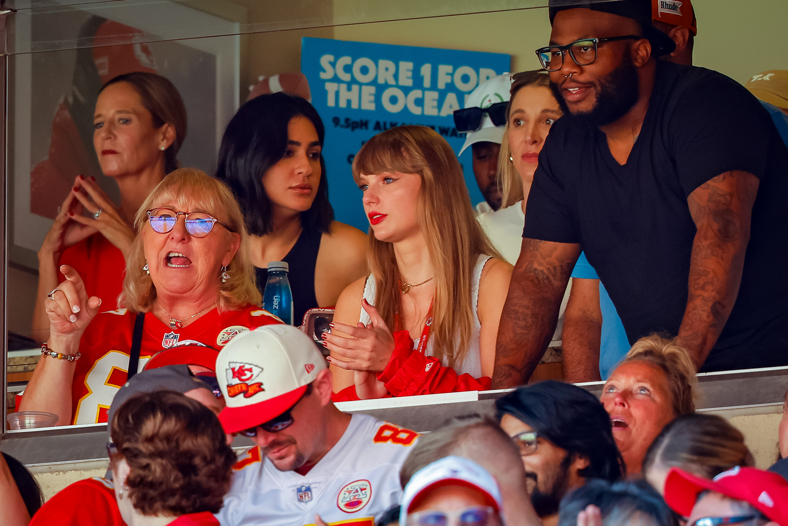 Taylor Swift Hung Out With Brittany Mahomes the Night Before the Kansas  City Chiefs Game