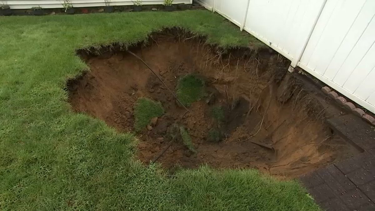 Long Island Sinkhole: Large Hole Opens In West Hempstead Backyard – Nbc 