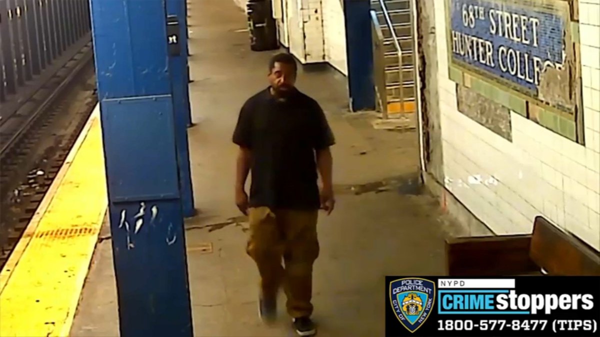 警方逮捕地铁嫌疑人，他在纽约地铁站对一名74岁老人进行无端推搡